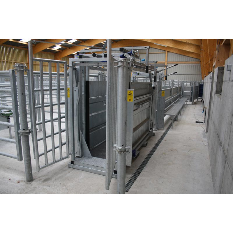 Fang- und Behandlungsstand LVM - Verblechte Panels - breitenverstellbare Seiten - verblechte seitliche Panels Fang- und Behandlungsstand LVM - Verblechte Panels - breitenverstellbare Seiten - verblechte seitliche Panels