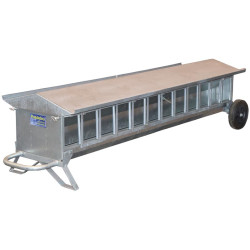 Fahrbarer Futterautomat für Lämmer