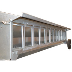 Fahrbarer Futterautomat für Lämmer