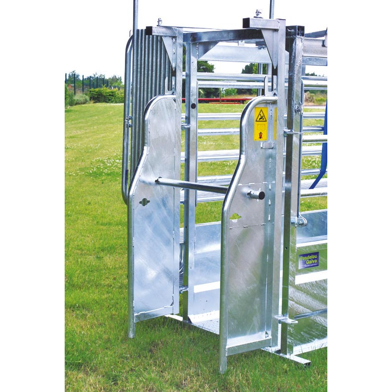 Behandlungsstand LFM - Feste Seiten - Verblechte seitliche Panels mit aufklappbarem Oberteil Behandlungsstand LFM - Feste Seiten - Verblechte seitliche Panels mit aufklappbarem Oberteil
