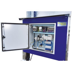 Fang- und Behandlungsstand LVAPI - Verblechte Panels - Breitenverstellbare Seiten - verblechte seitliche Panels, öffnend.