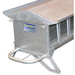 Fahrbarer Futterautomat für Lämmer