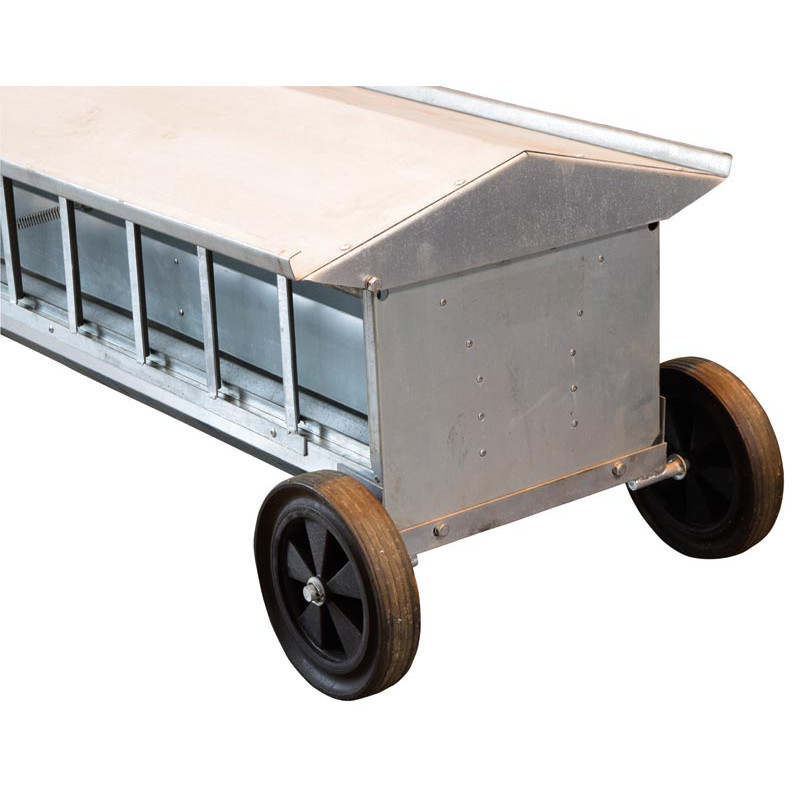 Fahrbarer Futterautomat für Lämmer